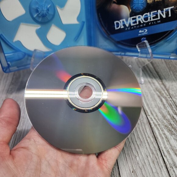 Divergent - Blu-ray + DVD + Digital HD 2-Disc 2014 - Picture 3 of 6